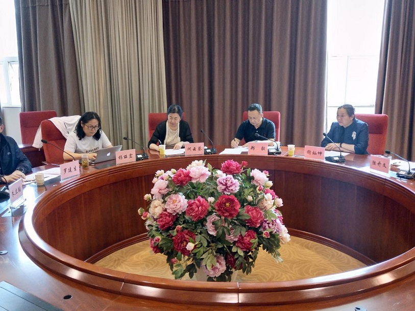 上网 何云葵.jpg