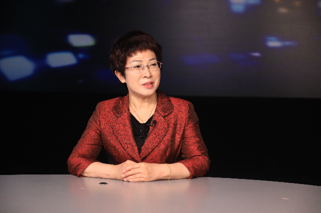 新时期民主党派作为中国共产党的好参谋、好帮手、好同事，只有与时俱进不断创新履行好职能，才能彰显出多党合作的制度优势。